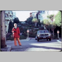 1977-12-24-mom-lombardstreet.jpg