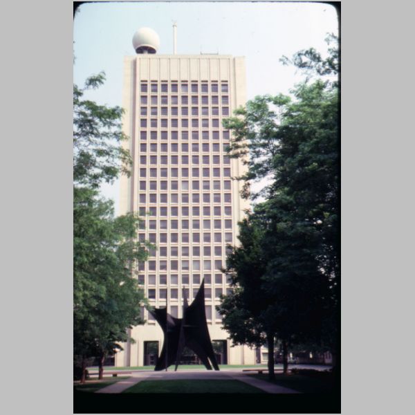 1977-12-03-greenbuilding-calder-bigsail.jpg